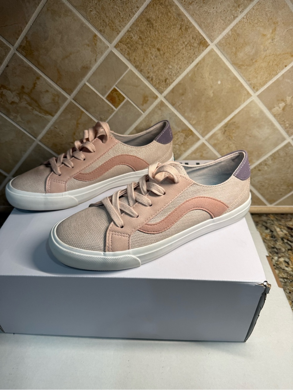 Blowfish Malibu MAVE-C Women’s 7.5M Blush Pink Lace Up Low Top Sneakers Shoes